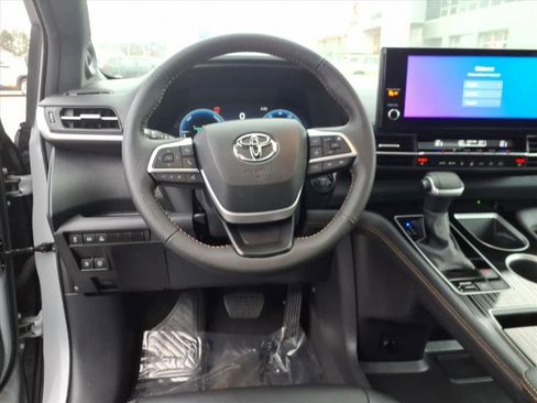 Certified 2025 Toyota Sienna XLE Woodland Edition image 11