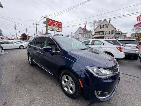 Used 2017 Chrysler Pacifica Touring-L Plus image 5