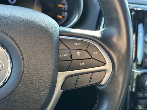 Used 2019 Jeep Grand Cherokee Limited w/ Luxury Group II image 18