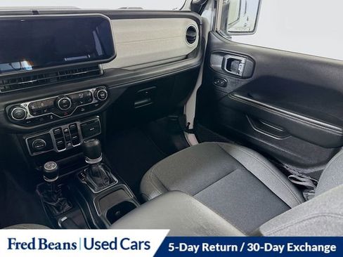 Used 2025 Jeep Wrangler Unlimited Sahara AWD/4WD image 23