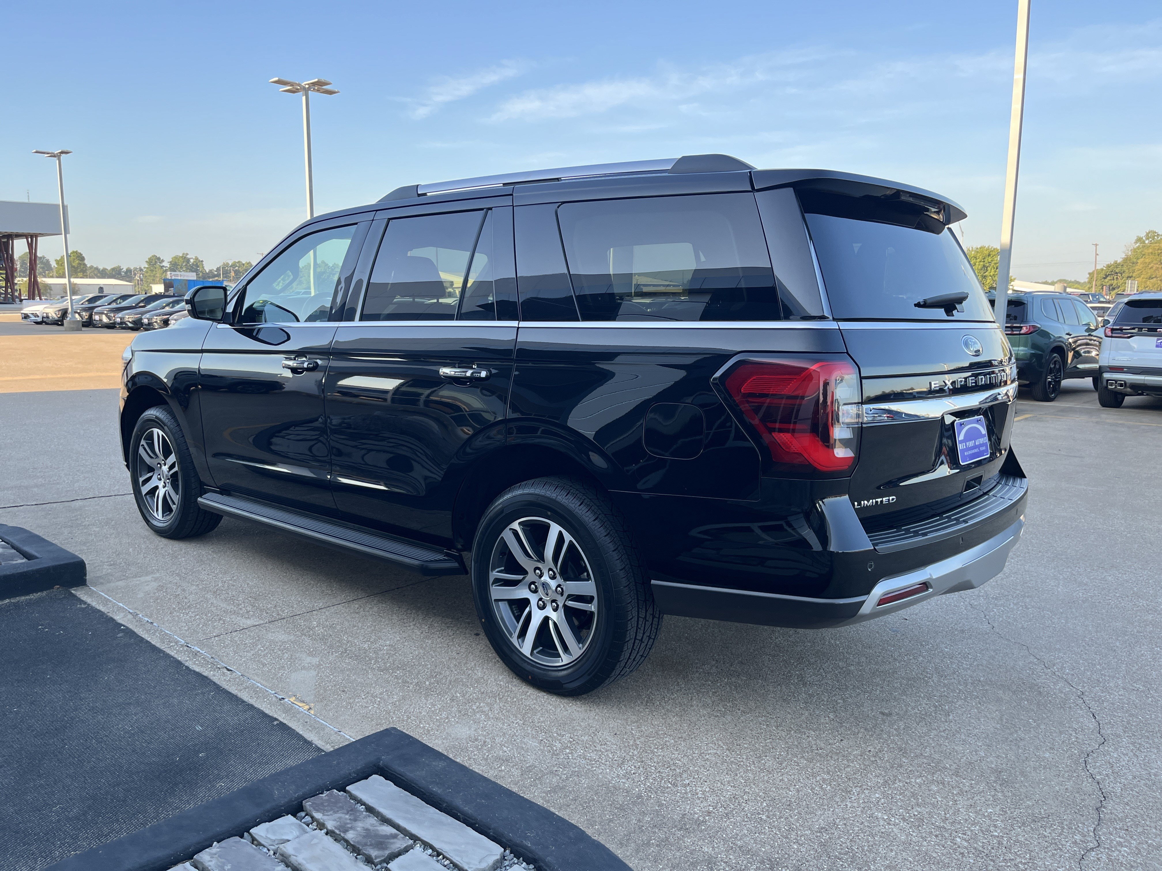 Used 2024 Ford Expedition Limited AWD/4WD image 4