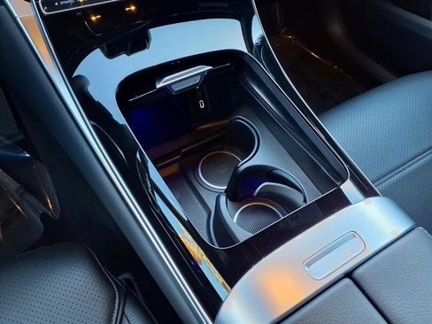 Used 2025 Mercedes-Benz GLC 300 image 7