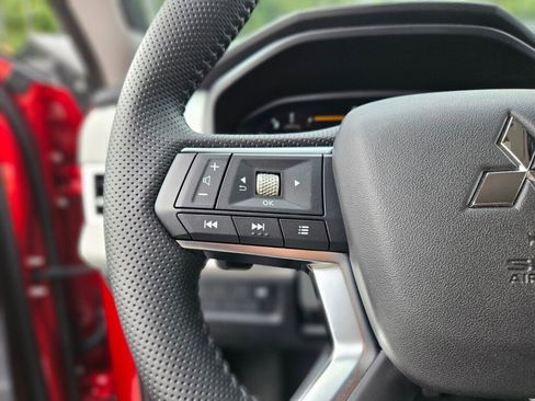 New 2025 Mitsubishi Outlander SE image 27