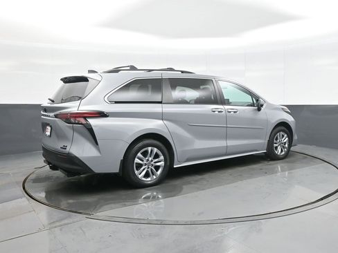 Used 2022 Toyota Sienna XLE Woodland Edition image 7