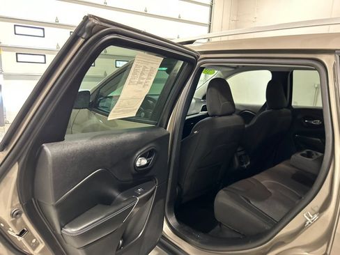 Used 2021 Jeep Cherokee Latitude FWD image 31