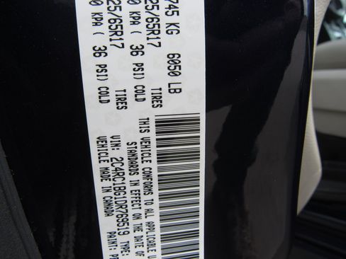 Used 2013 Chrysler Town & Country Touring image 6