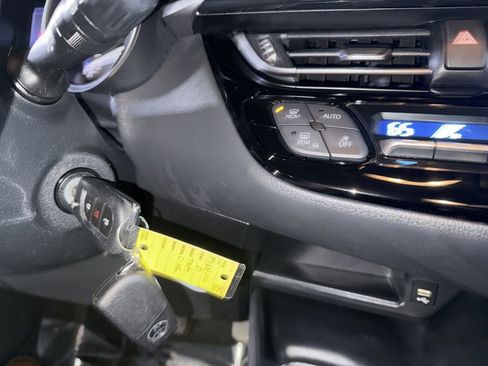 Used 2021 Toyota C-HR LE image 31