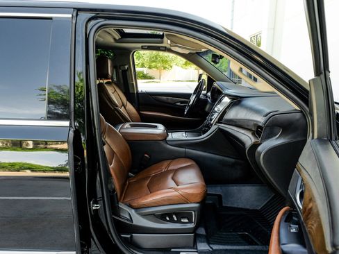 Used 2018 Cadillac Escalade Premium Luxury RWD image 37