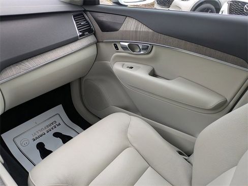 Used 2023 Volvo XC90 B6 Plus image 14
