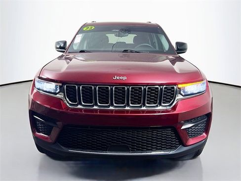 Used 2023 Jeep Grand Cherokee Laredo image 2