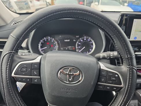 Used 2024 Toyota Highlander XLE FWD image 12
