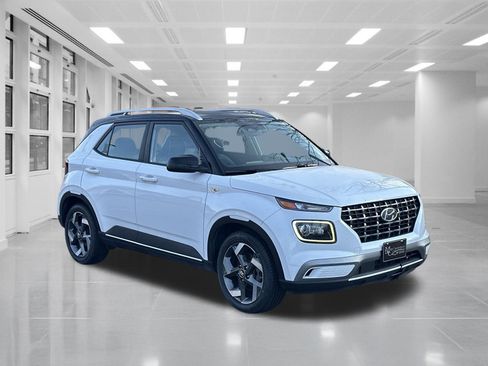 Used 2023 Hyundai Venue Limited image 3