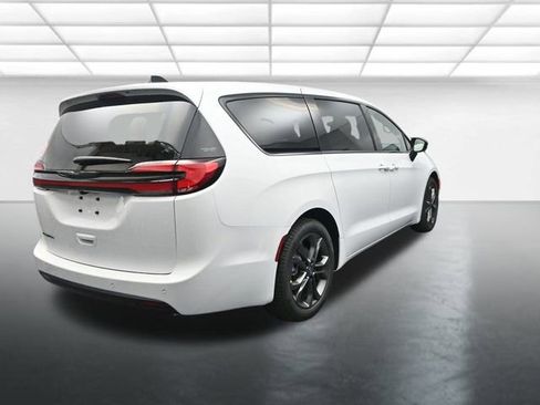 New 2026 Chrysler Pacifica Select image 8