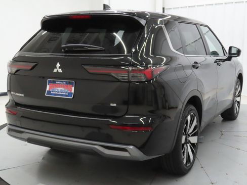 New 2026 Mitsubishi Outlander SE FWD image 3
