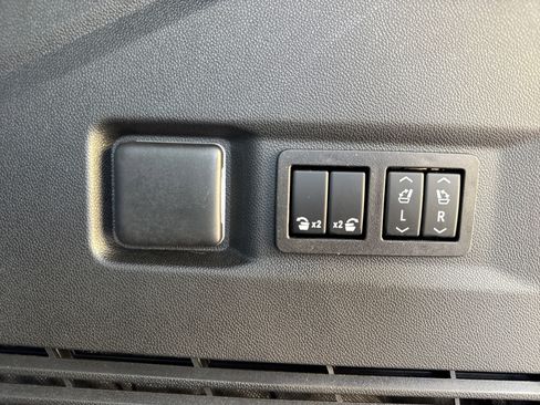 Used 2023 GMC Yukon SLT w/ SLT Premium Package image 37