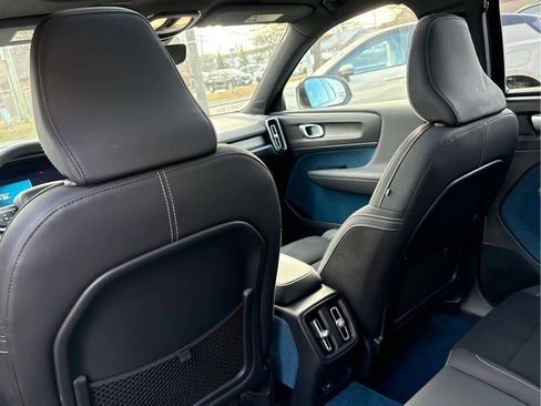 Used 2023 Volvo XC40 Recharge Plus image 14