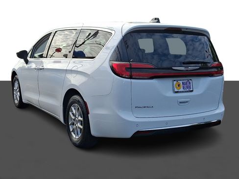 Used 2024 Chrysler Pacifica Touring-L FWD image 4