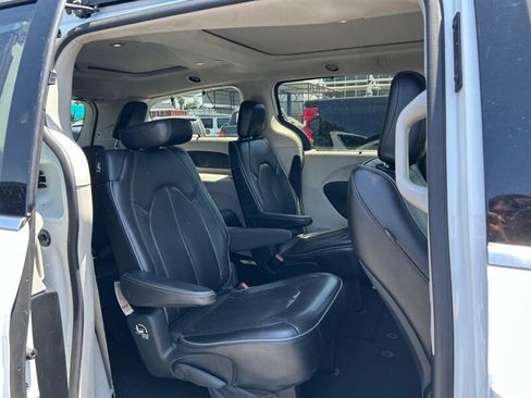 Used 2018 Chrysler Pacifica Limited FWD image 17