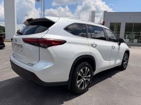 Used 2023 Toyota Highlander XLE AWD/4WD image 4
