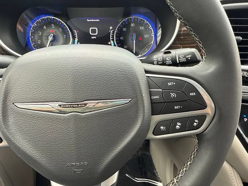 Used 2023 Chrysler Pacifica Limited AWD/4WD image 25