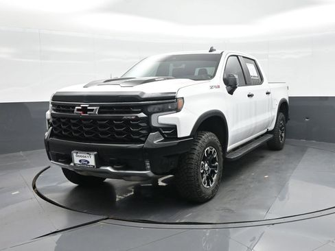 Used 2025 Chevrolet Silverado 1500 ZR2 w/ Technology Package image 4