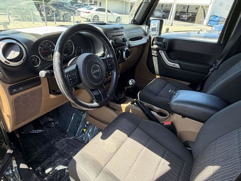 Used 2012 Jeep Wrangler Unlimited Rubicon w/ Connectivity Group AWD/4WD image 15