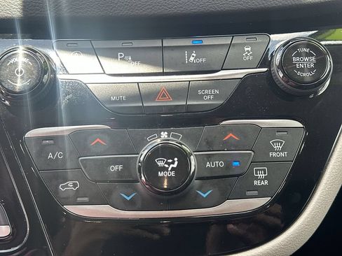 Used 2024 Chrysler Pacifica Touring-L FWD image 28