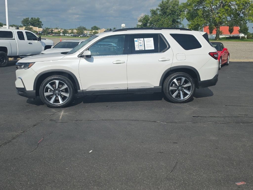 Certified 2025 Honda Pilot Touring image 4