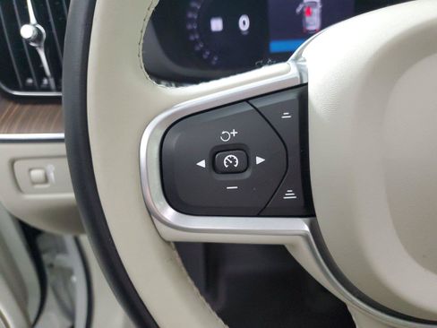 Used 2022 Volvo XC60 B5 Momentum w/ Climate Package FWD image 27