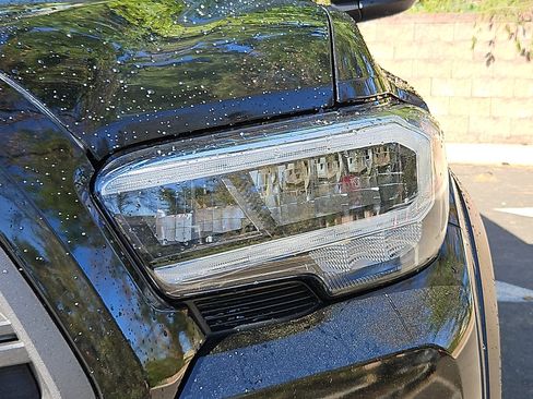 Used 2023 Toyota Tacoma TRD Off-Road w/ Technology Package AWD/4WD image 9