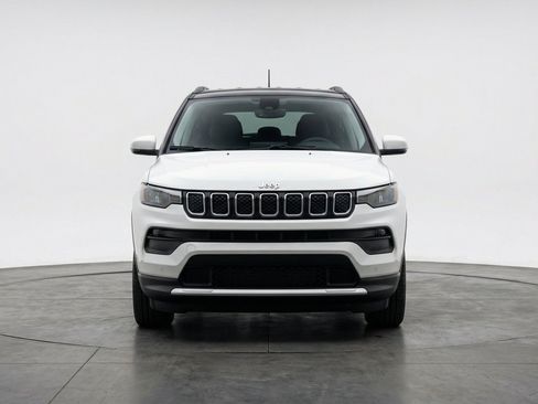 Used 2025 Jeep Compass Limited AWD/4WD image 2