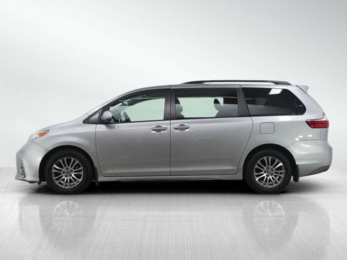 Used 2020 Toyota Sienna XLE image 2