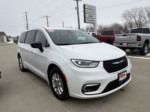 Used 2024 Chrysler Pacifica Touring-L image 36