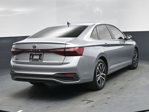 Used 2025 Volkswagen Jetta SE image 18