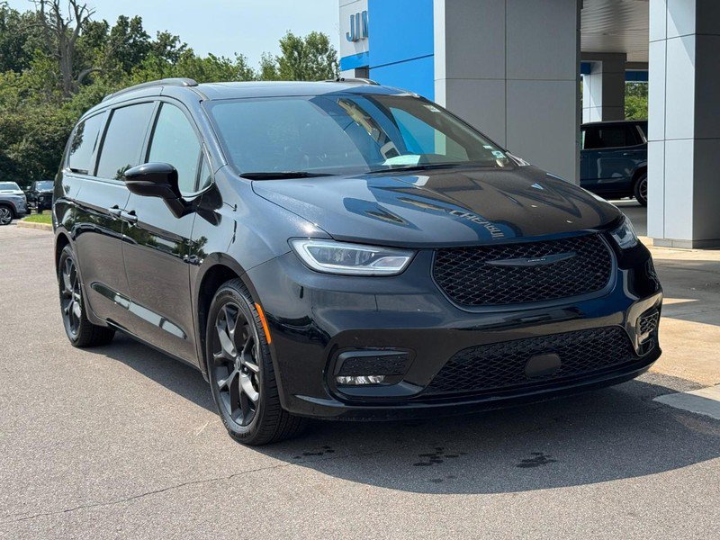 Used 2025 Chrysler Pacifica Limited FWD image 2