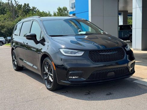 Used 2025 Chrysler Pacifica Limited FWD image 2