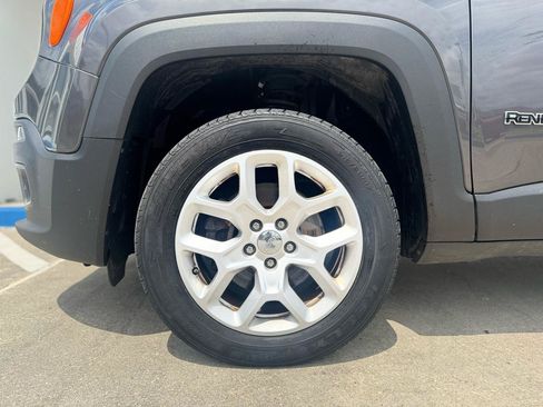 Used 2018 Jeep Renegade Latitude AWD/4WD image 21