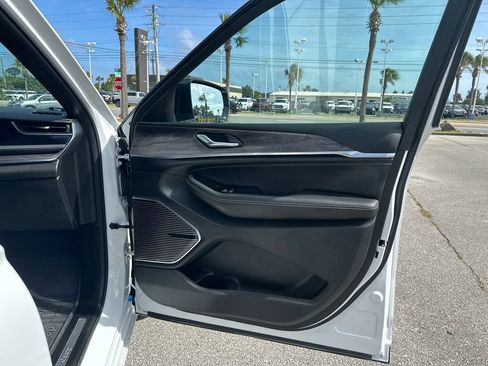 Used 2023 Jeep Grand Cherokee Overland AWD/4WD image 18