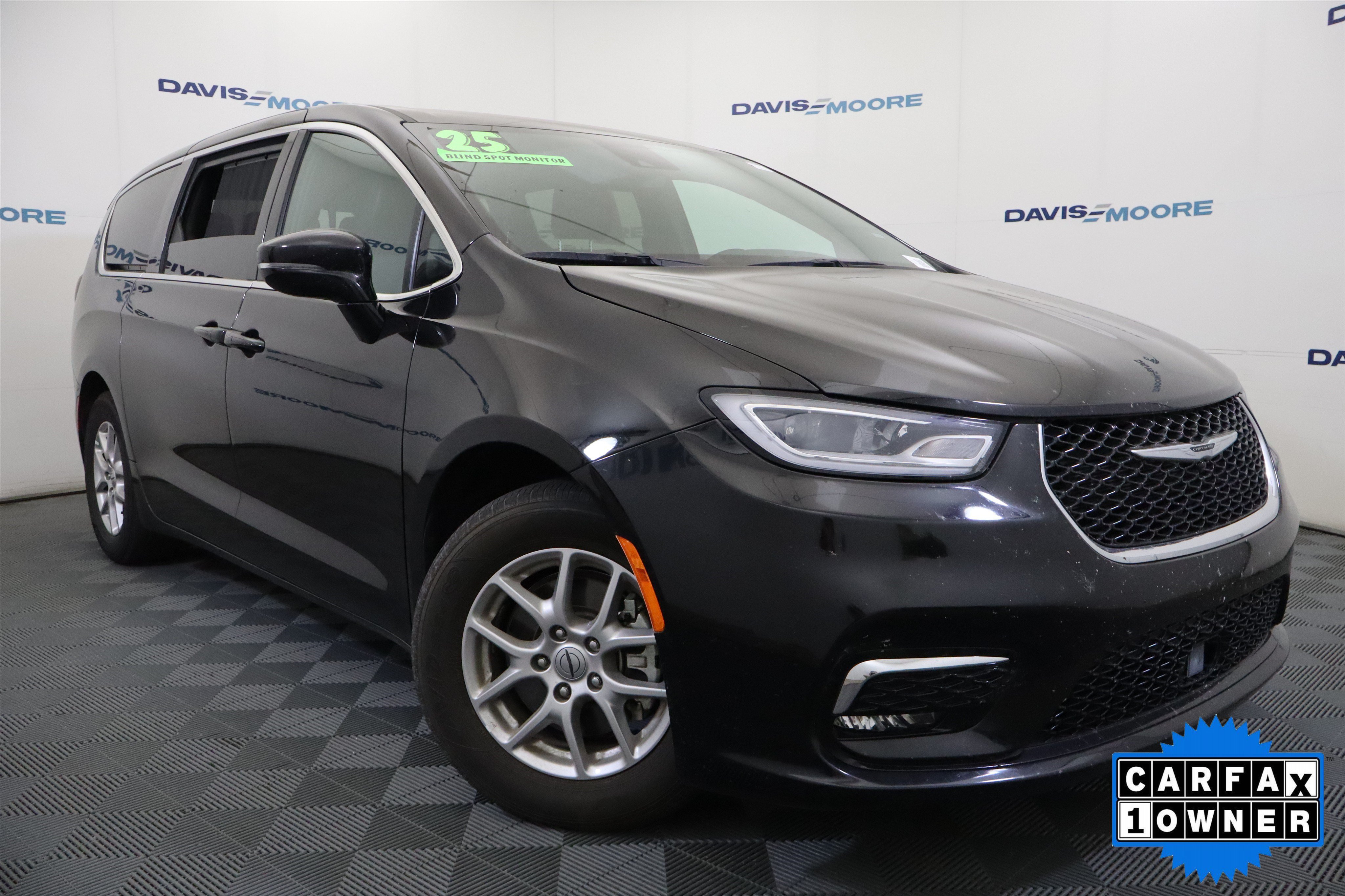 Used 2025 Chrysler Pacifica Select FWD image 2