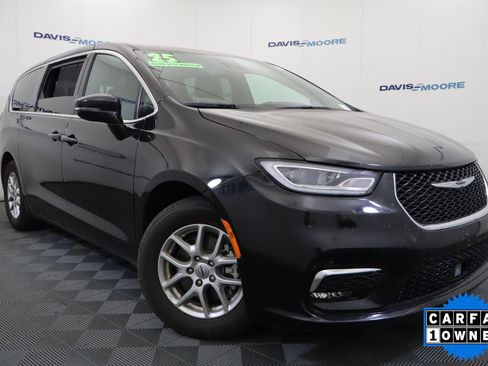 Used 2025 Chrysler Pacifica Select FWD image 2