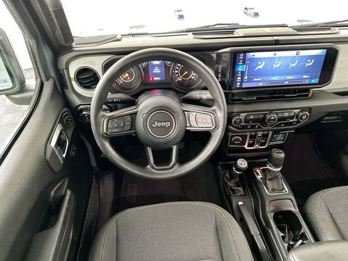 Used 2025 Jeep Gladiator Sport AWD/4WD image 4