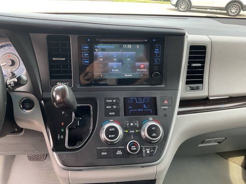 Used 2017 Toyota Sienna XLE w/ XLE Navigation Package AWD/4WD image 22