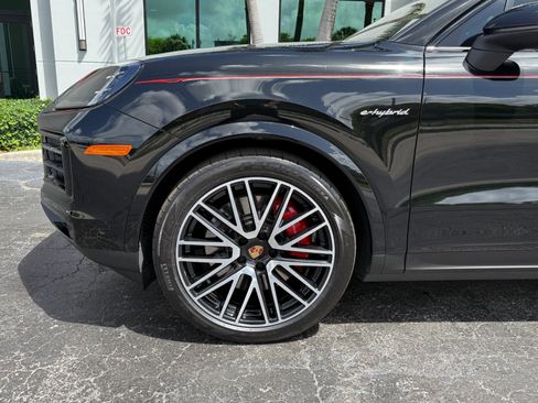 Used 2025 Porsche Cayenne S AWD/4WD image 14