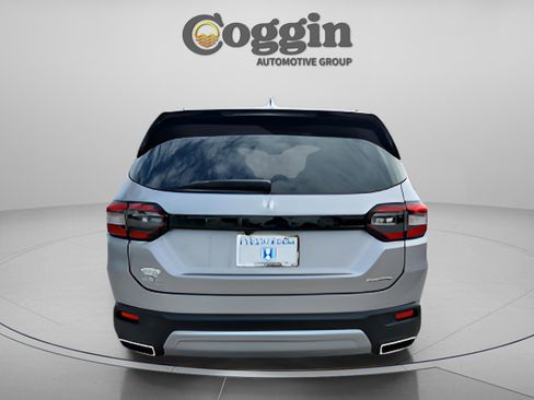 Used 2025 Honda Pilot Touring image 4