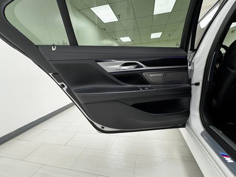 Used 2022 BMW 750i xDrive w/ Autobahn Package image 11