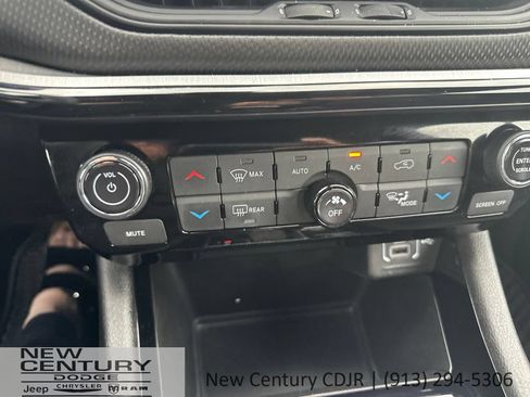 Used 2025 Jeep Compass Trailhawk AWD/4WD image 11