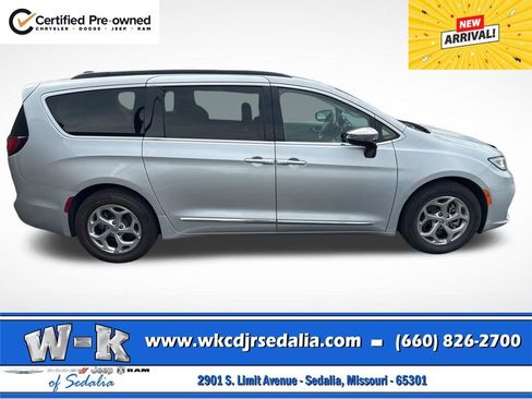 Used 2023 Chrysler Pacifica Limited image 5