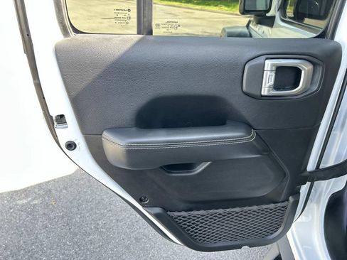 Used 2022 Jeep Wrangler Unlimited Rubicon w/ Dual Top Group AWD/4WD image 27