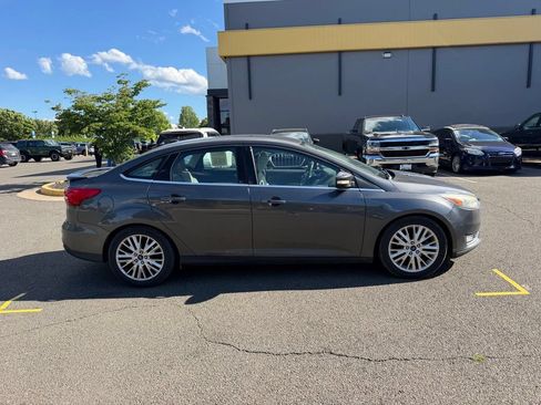 Used 2015 Ford Focus Titanium FWD image 4