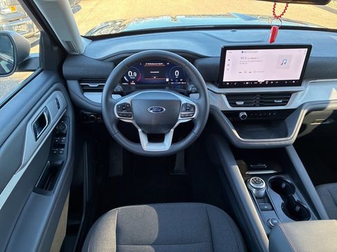 Used 2025 Ford Explorer Active AWD/4WD image 13